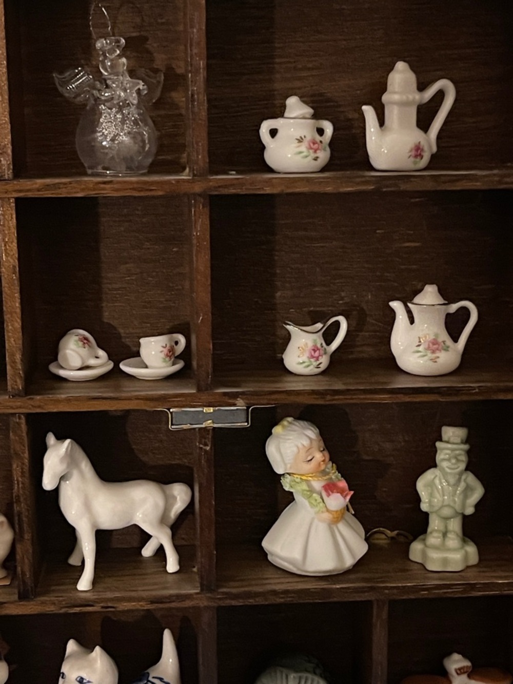 Vintage My Collection By Enesco Wooden Miniature Display Cabinet & 27 pieces - Picture 7 of 9